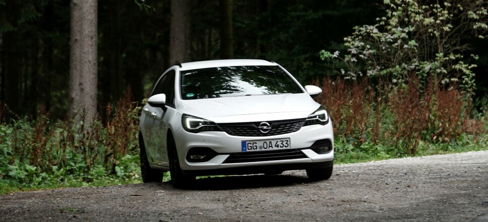 <b><SPAN CLASS=BOLD>NORSK FAVORITT:</b></span> Slanket, trimmet og oppfrisket ytre. Siste generasjon Opel Astra passer norske fartsgrenser og -lynne.