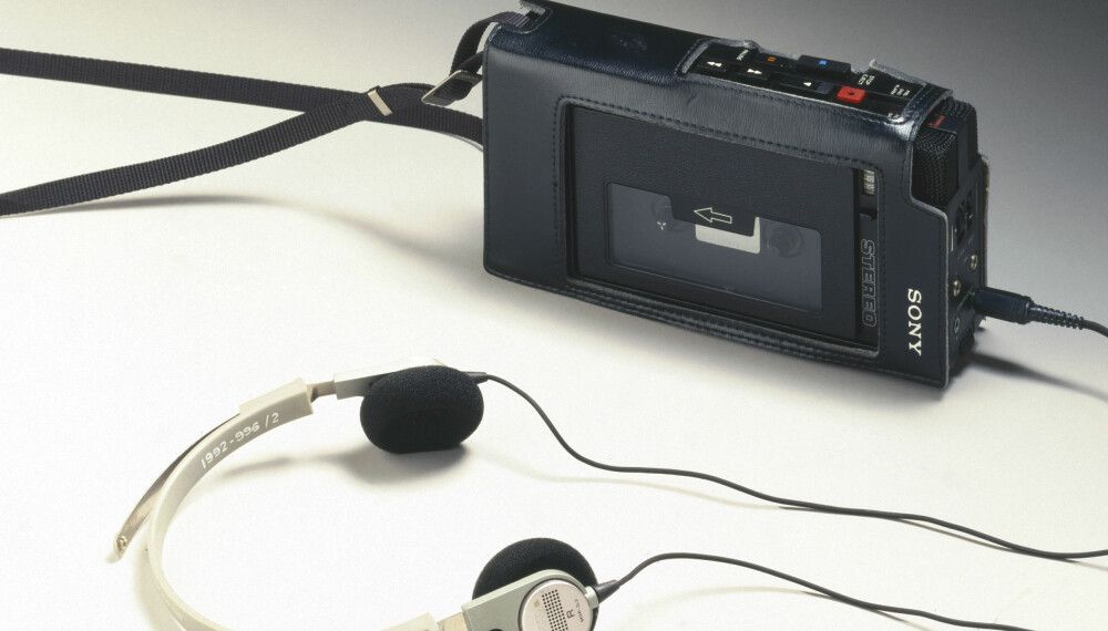 WALKMAN: Revolusjonerende for alle som ville høre musikk på farten. Her er den originale Walkman-modellen TCS 300, omkring 1980.