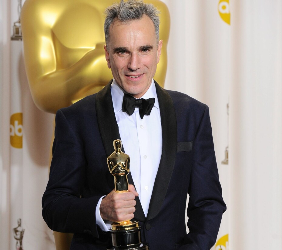 HISTORISK OSCAR-VINNER: Daniel Day-Lewis viser frem sitt tredje Oscar-trofé i 2013. Prisen fikk han for innsatsen i «Lincoln».
