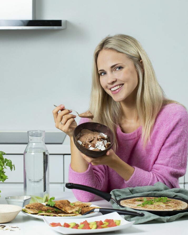 ELSKER KJØKKENET: – Jeg setter alltid av minst en time om dagen til å lage middag. Jeg elsker å lage mat, forteller den sprudlende Emilie Nereng.