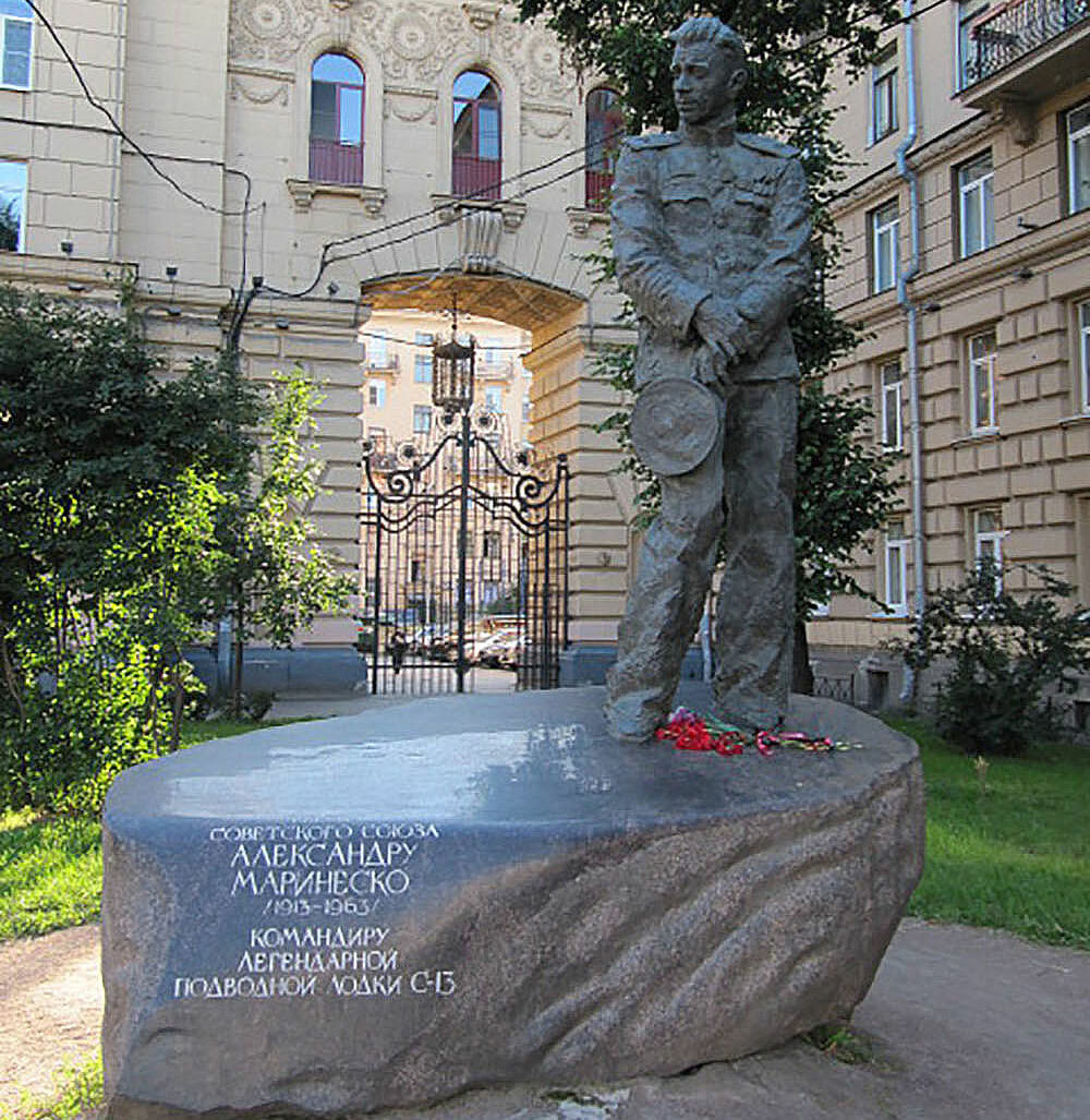 <b><SPAN CLASS=BOLD>HELT:</b></span> Det er reist flere monumenter over Marinesko. Det siste ble reist i 2013 i St. Peters­burg-bydelen Kirovsky der han bodde i en liten leilighet.