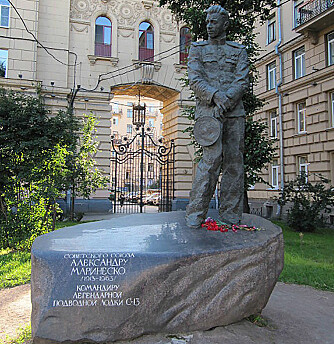 <b><SPAN CLASS=BOLD>HELT:</b></span> Det er reist flere monumenter over Marinesko. Det siste ble reist i 2013 i St. Peters­burg-bydelen Kirovsky der han bodde i en liten leilighet.