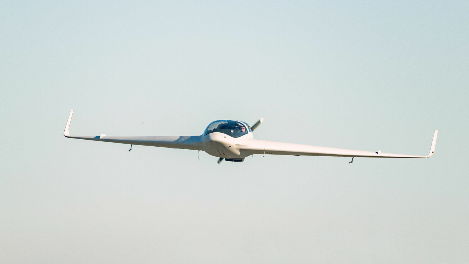 <b><SPAN CLASS=BOLD>WINGLETS:</b></span> En flyvende vinge gir mindre luftmotstand og lavere drivstoff-forbruk, samtidig som de små vingetippene bidrar til å gi flyet nødvendig stabilitet i luften.