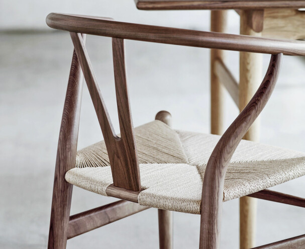 Y-stolen av Hans Wegner i 1949 er blitt et designikon, og den lages i all hovedsak for hånd, bare selve setet tar det en erfaren håndverker rundt en time å lage. Stolen har vært i kontinuerlig produksjon siden 1950, <br>Foto: Carl Hansen &amp; Søn.