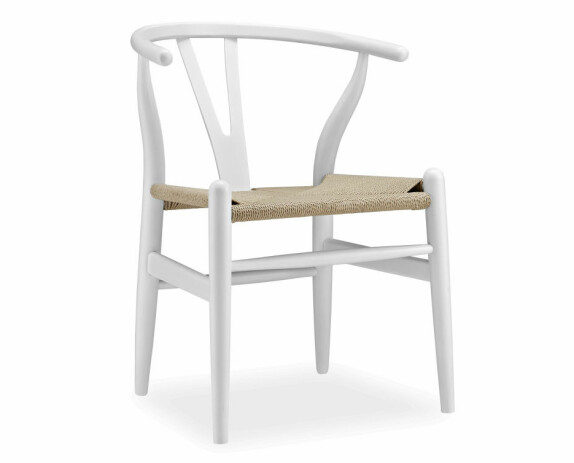 Nettstedet voga.com selger denne stolen selges som Hans Wegner Y-Chair. Med liten skrift står det «Inspirert av Hans J. Wegner».