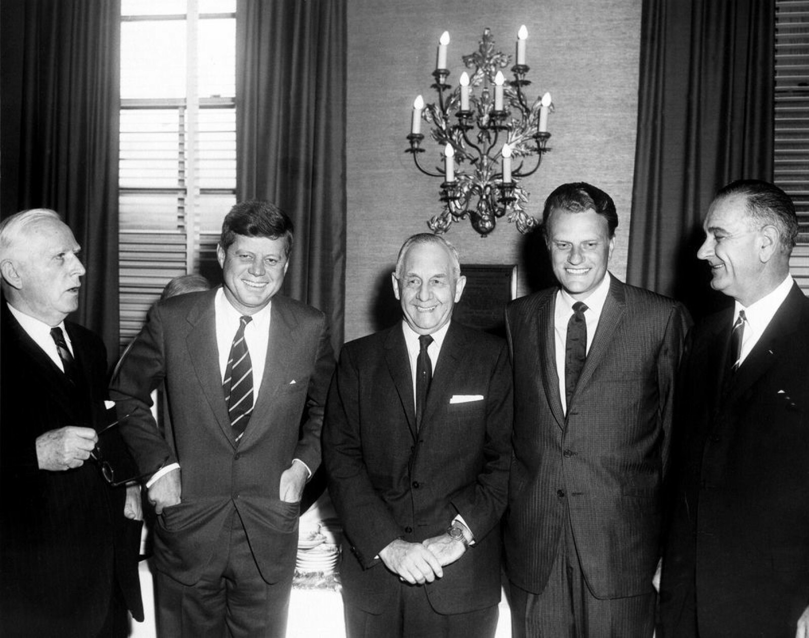 <b>MAKTELITEN:</b> Frokosten ble kalt Presidential Prayer Breakfast frem til 1970. Bildet er fra 1961. Fra venstre: Vereide, John F. Kennedy, senator Frank Carlson, Billy Graham og Lyndon B. Johnson.