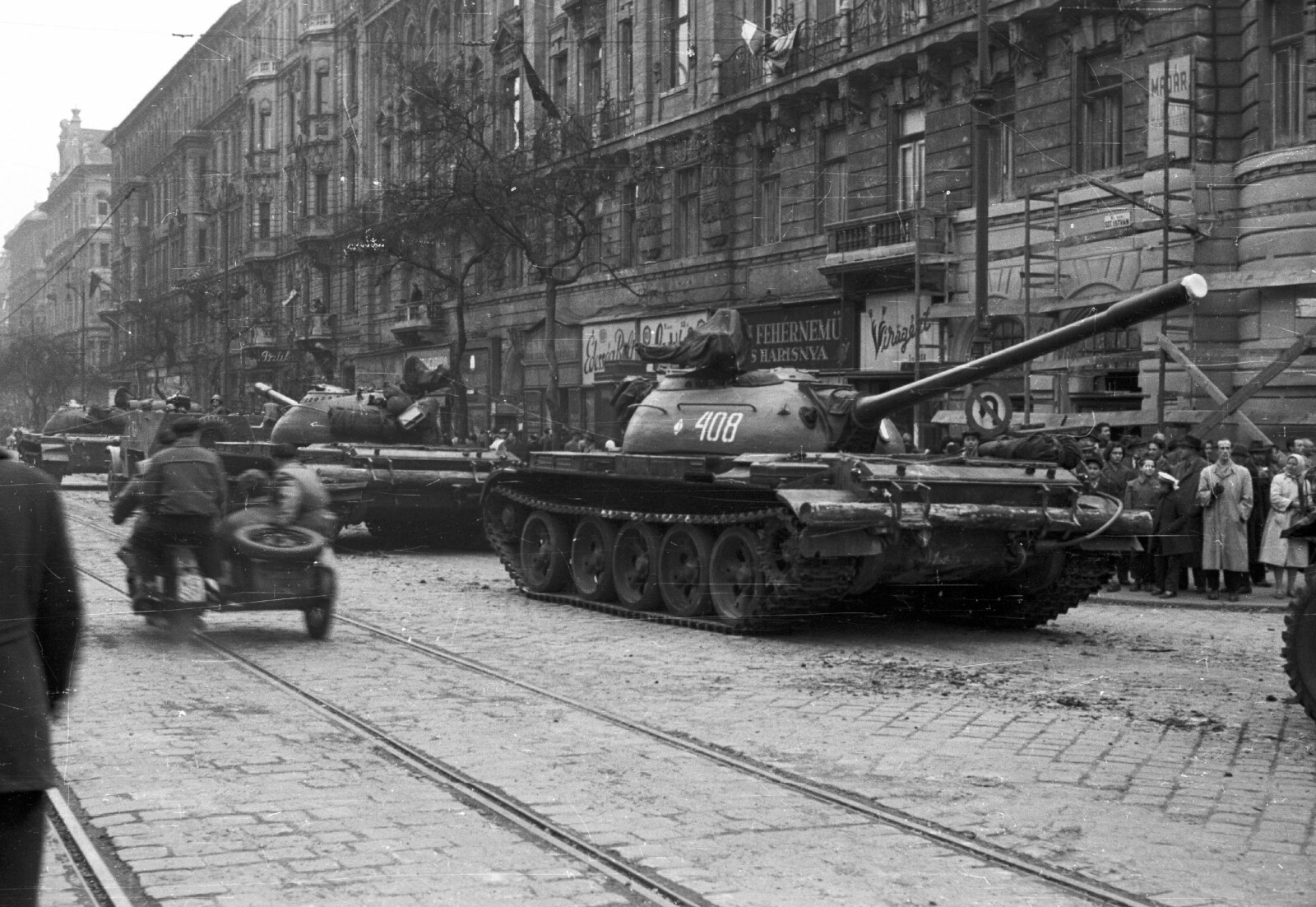 <b>INVASJON:</b> Sovjetiske strids­vogner i gatene i Budapest i 1956 for å knuse opprøret. 