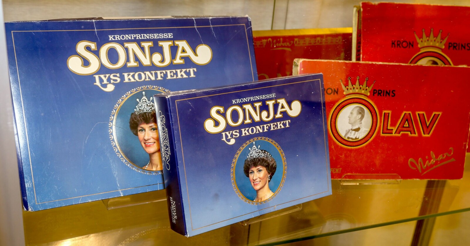 <span class=bold>ROYAL</span> Ingen har noensinne laget Mette-Marit-konfekt, men både kronprins Olav og kronprinsesse Sonja har prydet konfekt fra Nidar. Sonja-varianten var i salg helt til 1995.
