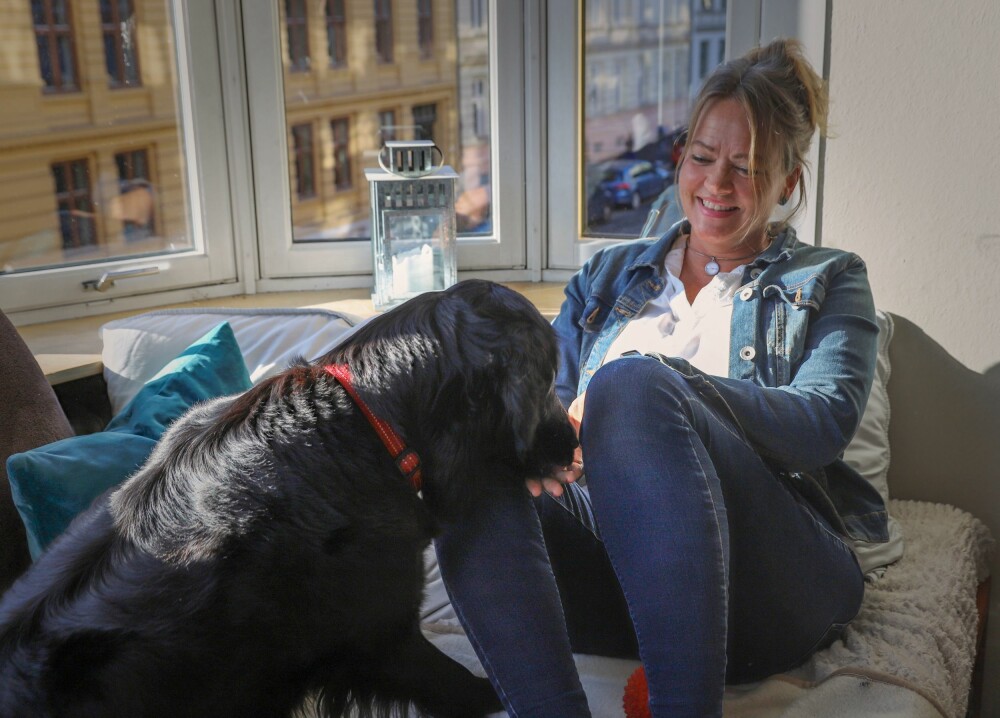 TAKKNEMLIG: - At hunden min, Sari, logrer og vil ha meg med ut på tur, er en av mange ting i hverdagen jeg er takknemlig over, forteller Kathrine Aspaas.. TAKKNEMLIG: - At hunden min, Sari, logrer og vil ha meg med ut på tur, er en av mange ting i hverdagen jeg er takknemlig over, forteller Kathrine Aspaas..