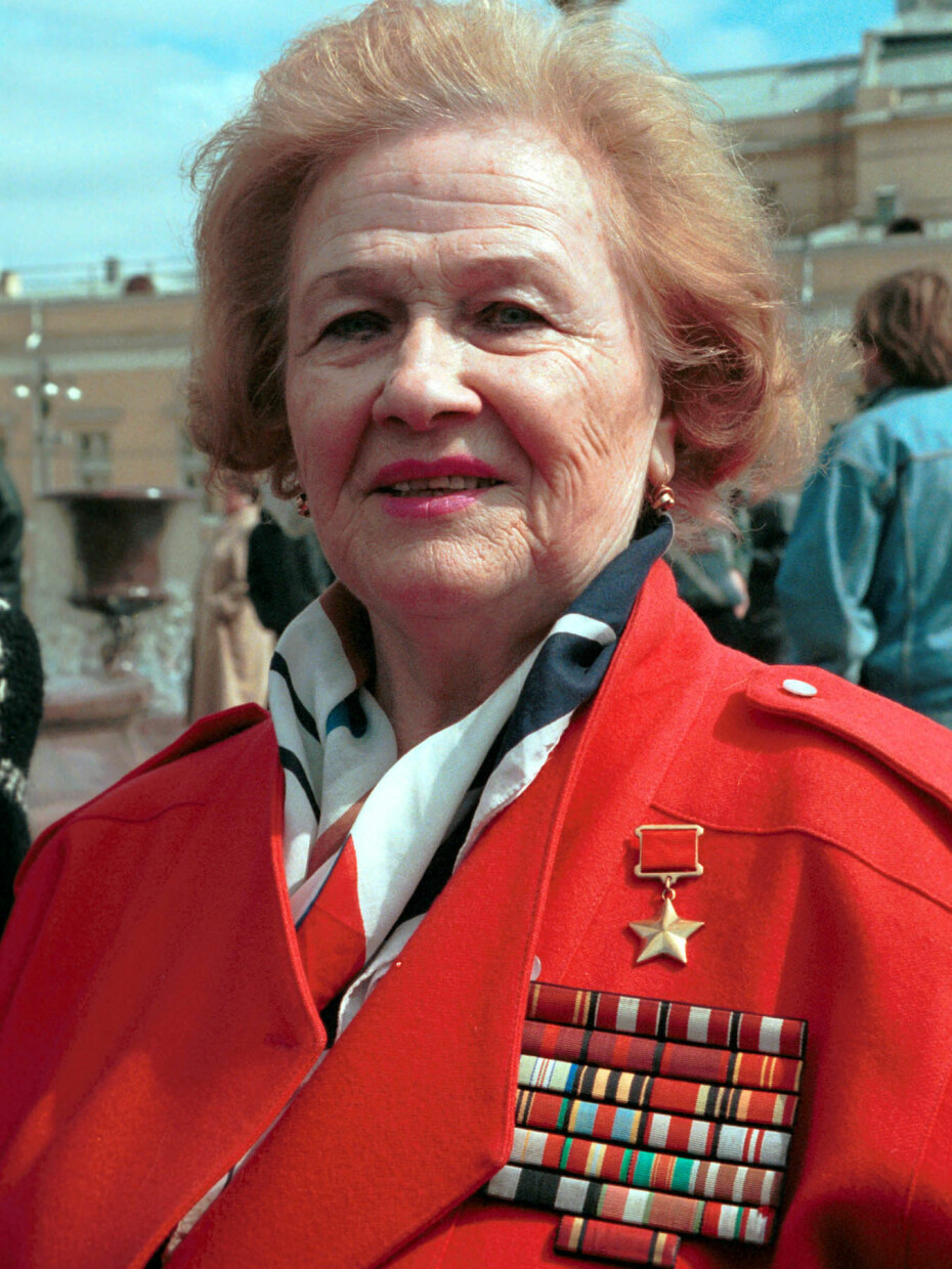 HEDRET: De overlevende fra 46. garderegiment pleide å samles foran Bolsjoj-teatret i Moskva hvert år 2. mai. Her er Nadia Popova med alle sine utmerkelser. Foto: Irakly Chokhonelidze/Itar Tass/NTB scanpix