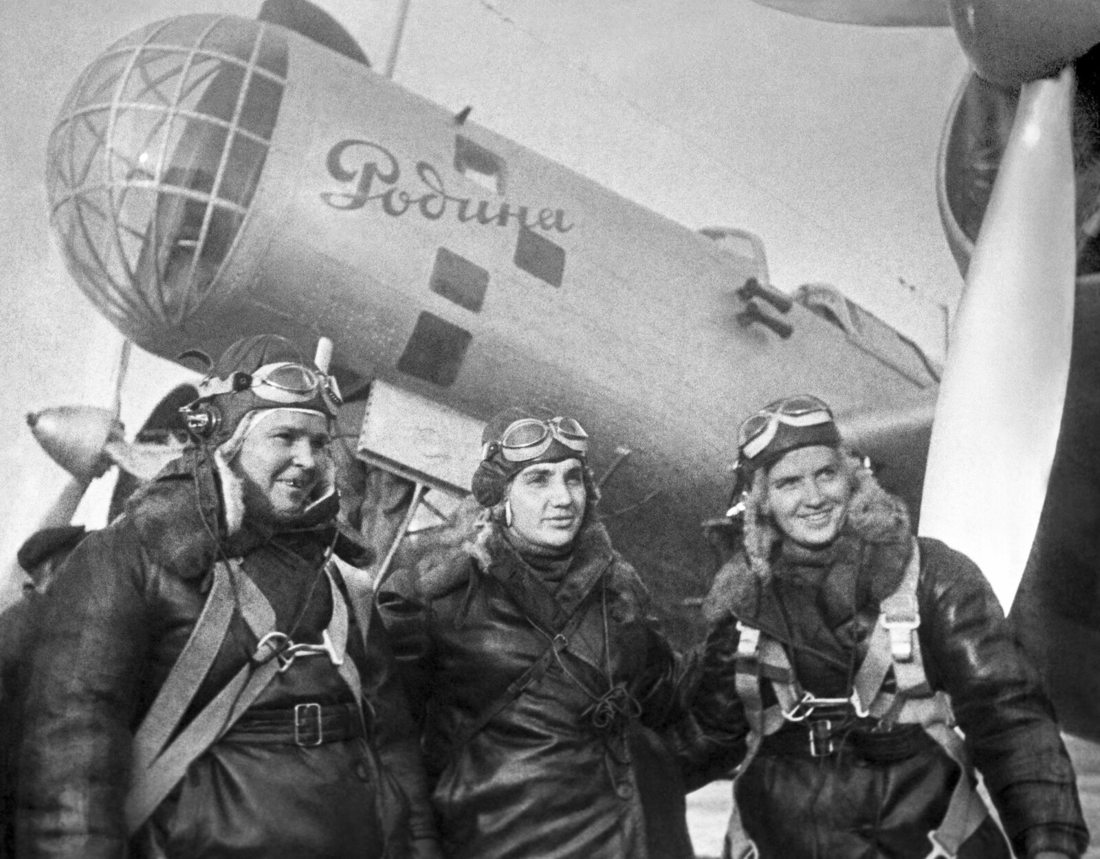 <b>REKORDLAGET:</b> Marina Raskova (t.h.) sammen med Polina Osipenko og Valentina Grizodubova i 1938. Navigatør Raskova, hadde sin plass i flynesen og kunne ikke komme inn i cockpit. 