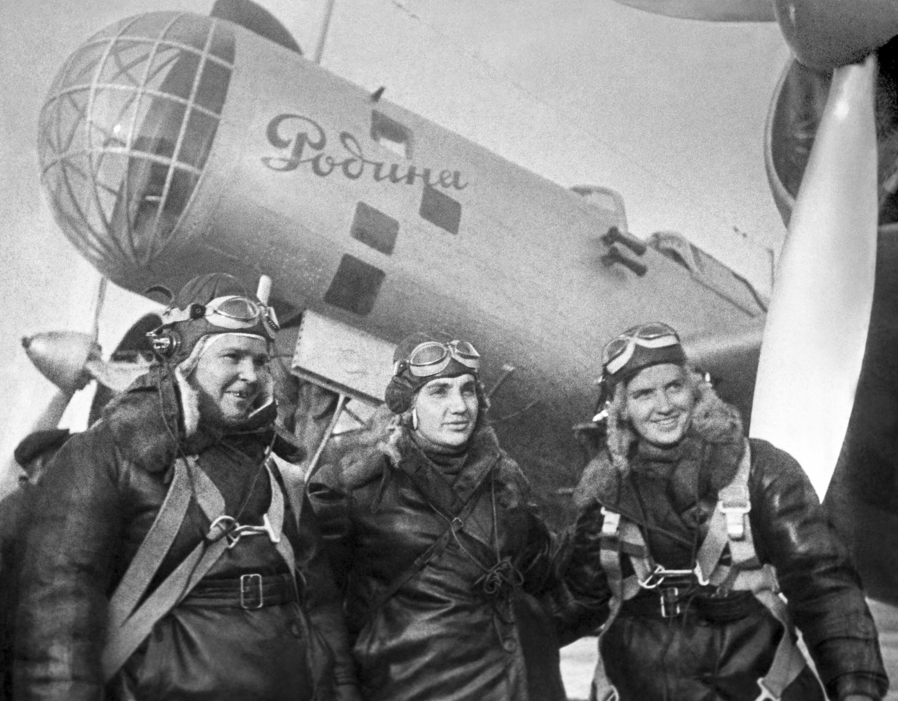 REKORDLAGET: Marina Raskova (t.h.) sammen med Polina Osipenko og Valentina Grizodubova i 1938. Navigatør Raskova, hadde sin plass i flynesen og kunne ikke komme inn i cockpit.