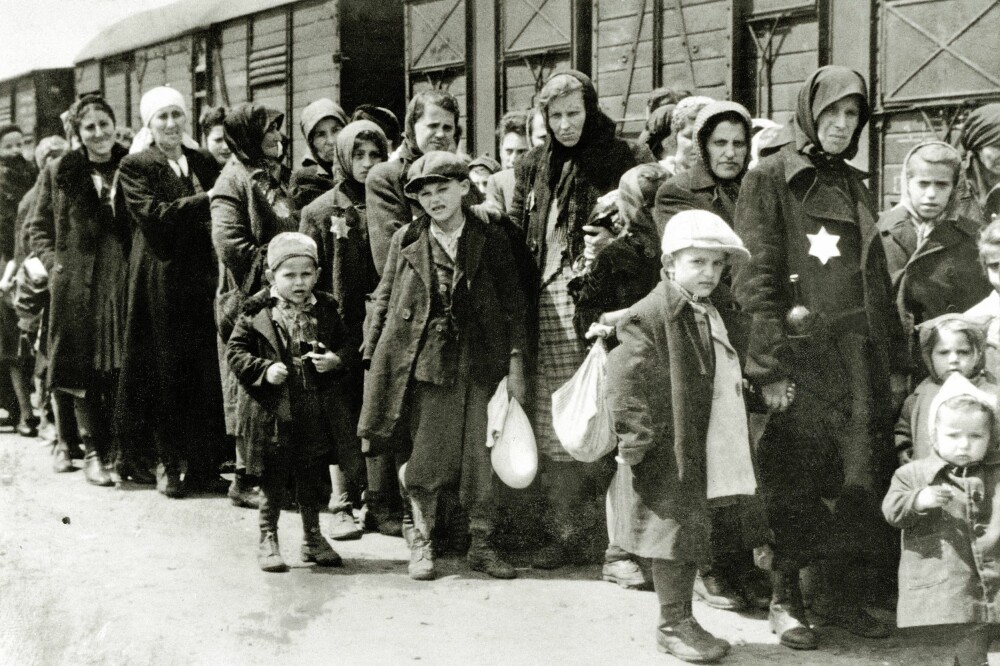 <b><SPAN CLASS=BOLD>DØDSDØMTE:</b></span> En toglast med jøder ankommer Auschwitz. Irma Grese var blant vokterne som bestemte over liv og død.Foto: NTBScanpix