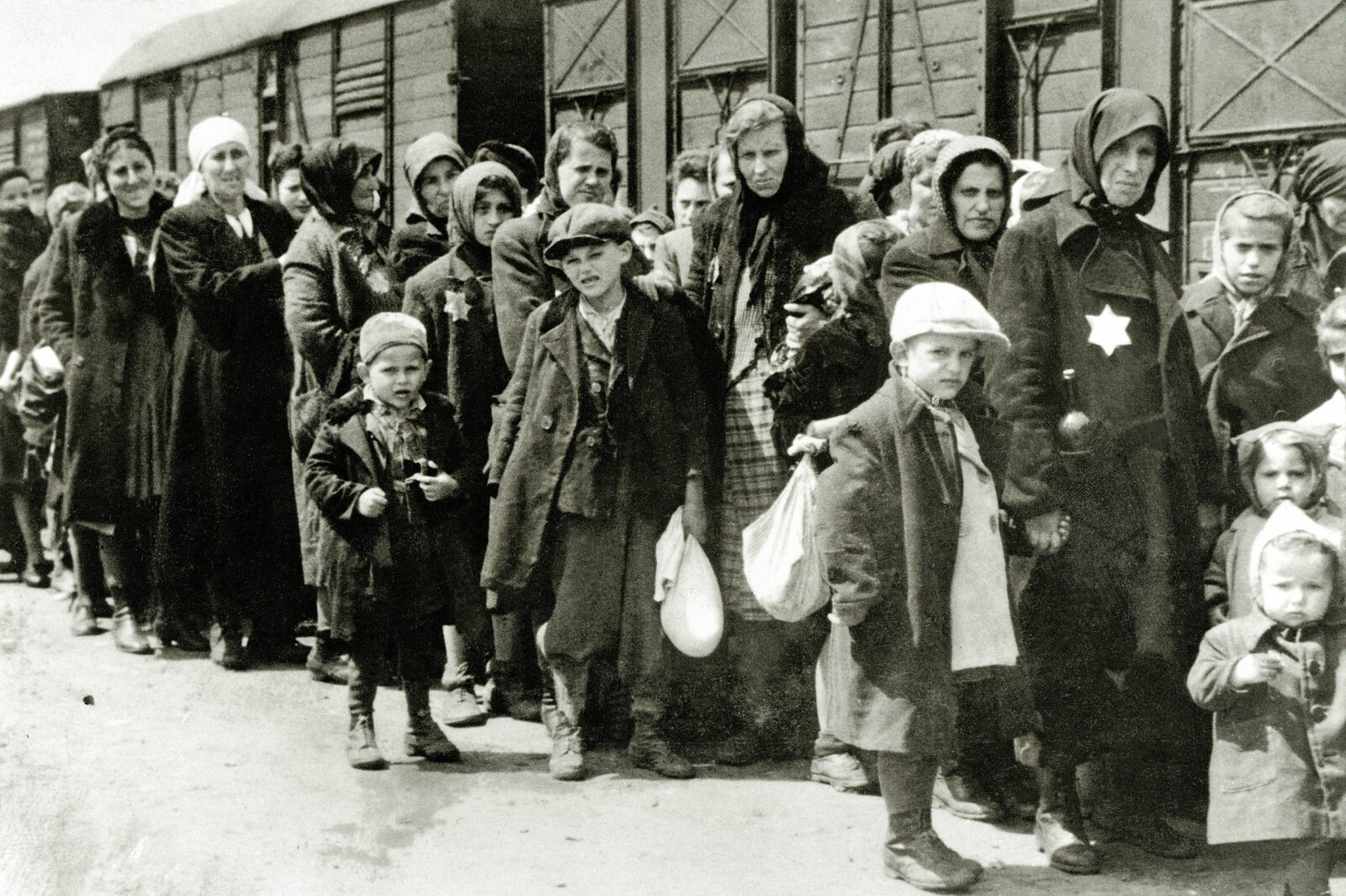 <span class=bold>DØDSDØMTE</span> En toglast med jøder ankommer Auschwitz. Irma Grese var blant vokterne som bestemte over liv og død.Foto: NTBScanpix
