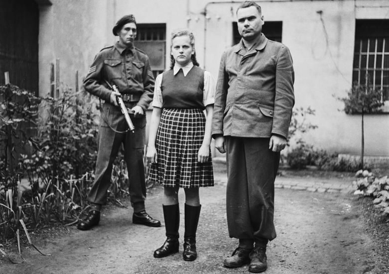 <span class=bold>DØDSENGLER</span> Irma Grese og leirkommandant Josef Kramer i fengselsluftegården kort tid før de ble hengt.
