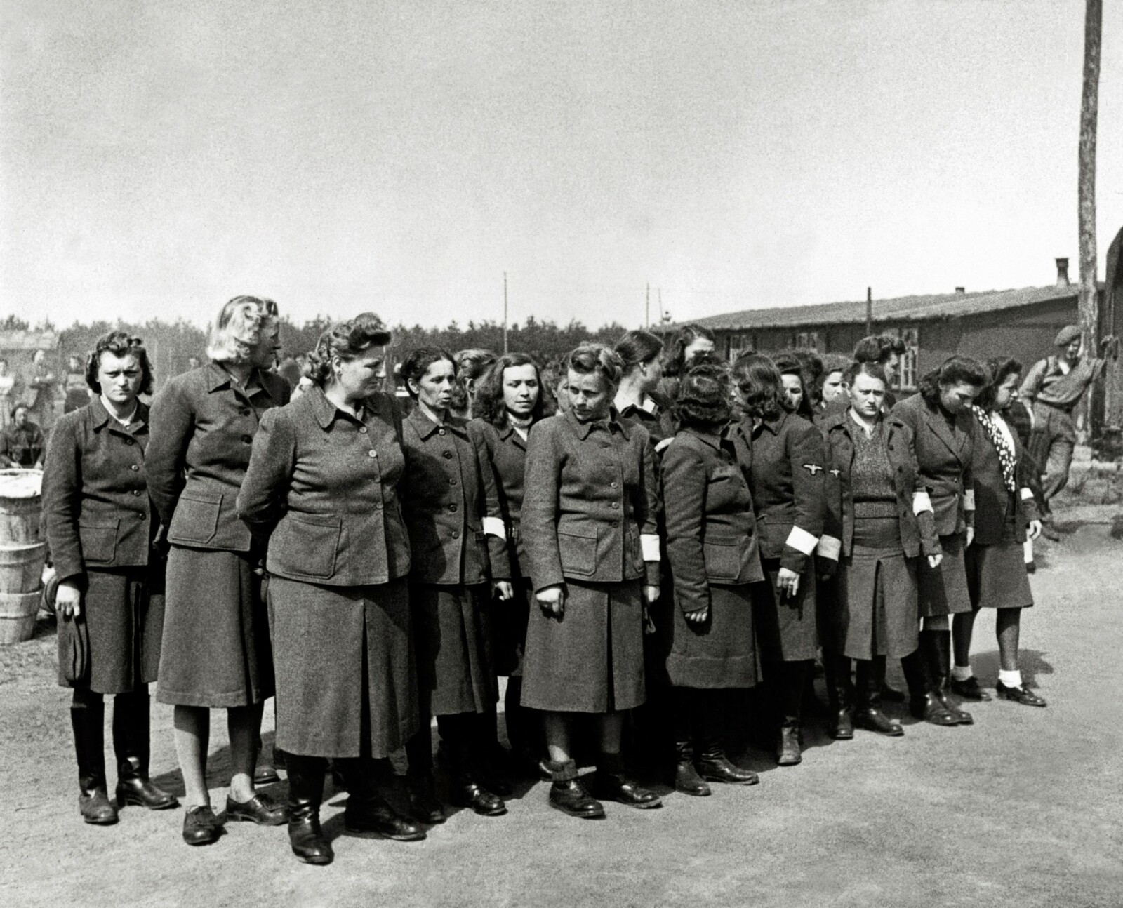 <span class=bold>DØDENS KVINNER</span> Arresterte kvinnelige SS-fangevoktere etter frigjøringen av Bergen-Belsen. Irma Grese helt til venstre.