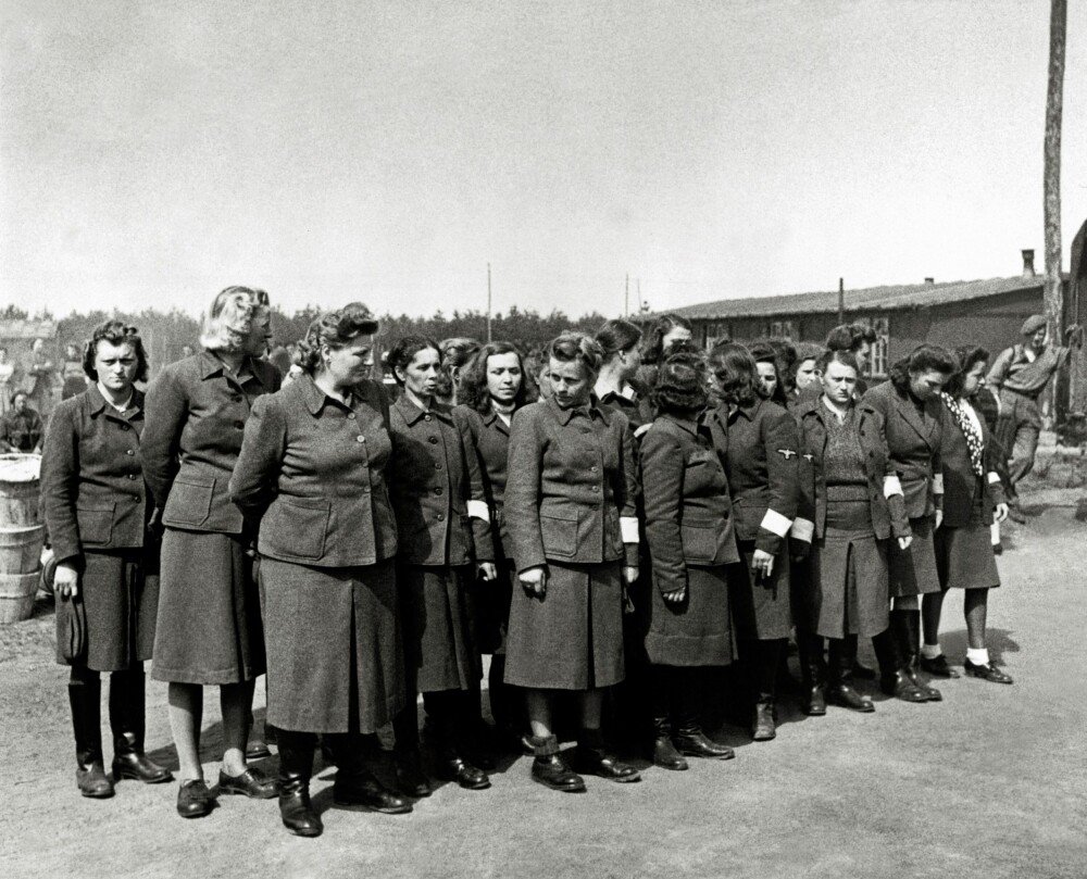 <b><SPAN CLASS=BOLD>DØDENS KVINNER:</b></span> Arresterte kvinnelige SS-fangevoktere etter frigjøringen av Bergen-Belsen. Irma Grese helt til venstre.