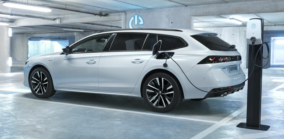 PEUGEOT 508 SW PLUG IN-HYBRID: Stor og romslig stasjonsvogn med lademulighet.