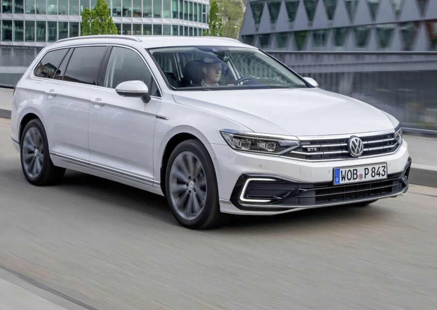 VW PASSAT GTE OG SKODA SUPER IV: Skoda og VW Passat er to populære stasjonsvogner i Norge. Nå kommer de med økt elektrisk rekkevidde.