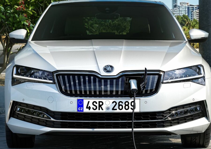ŠKODA SUPERB IV: Blir rimeligere enn Passat, men de deler mange ting - inkludert drivlinjen.
