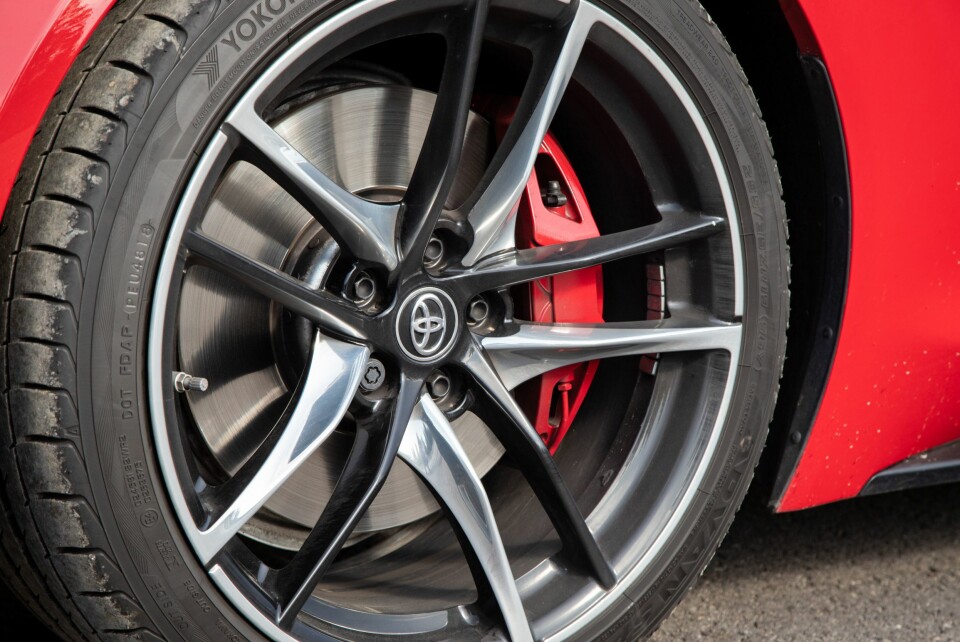 DIMENSJON: 19-tommerne er litt større bak enn foran på Toyota Supra. 255/35 og 275/35 holder god kontakt med veien.