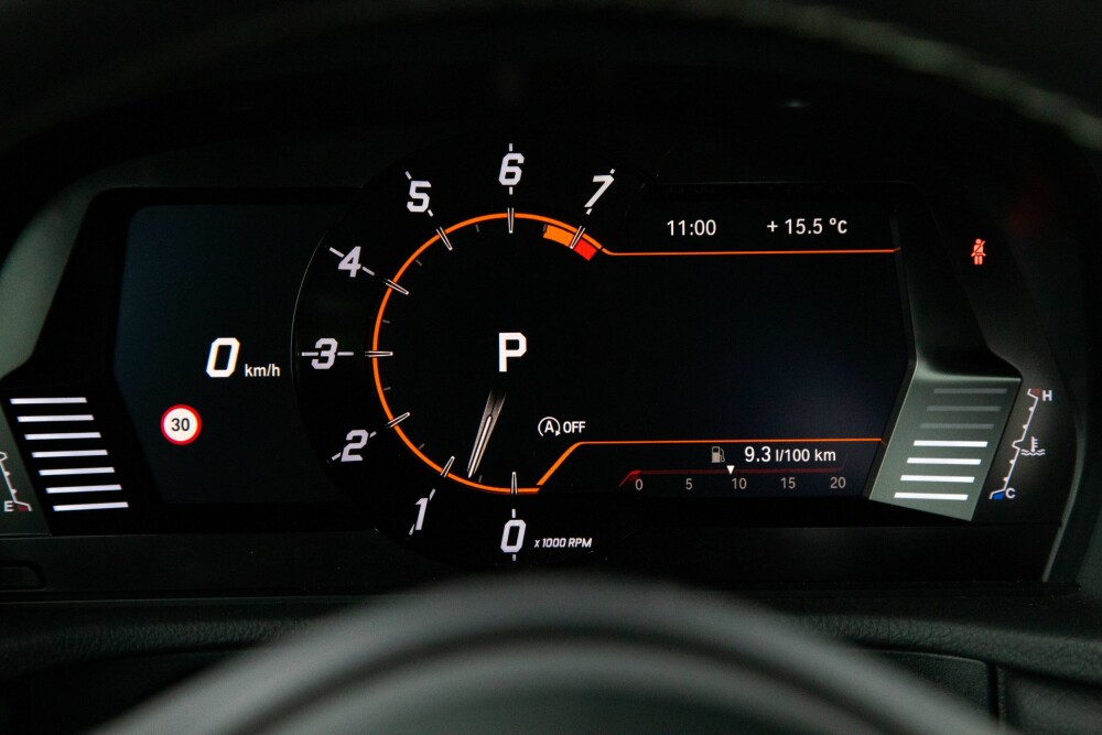 <b>EGEN DESIGN:</b> Mange steder i interiøret blir du minnet om at Toyota Supra bygger på teknikk fra BMW. Men selve dashbordet har egen Toyota-­design. 