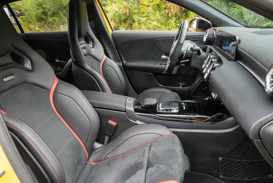 FARTSFØLELSE: Setedesignen legger lista på rett høyde. Når du starter motoren, blir det enda bedre.