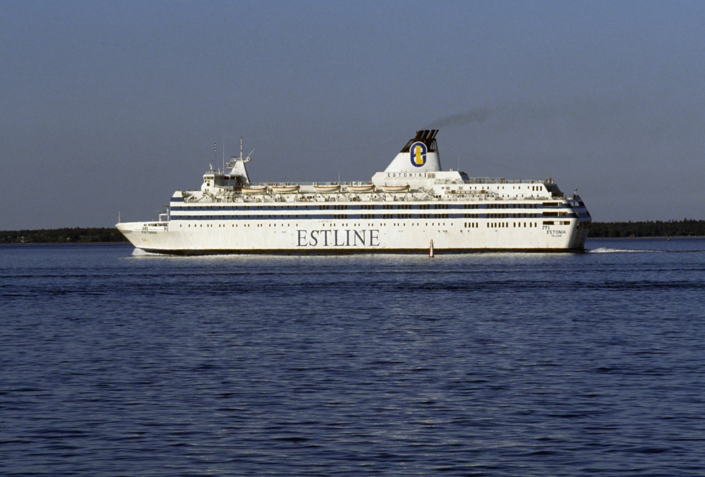 PÅ VEI TIL STOCKHOLM Ingenting syntes unormalt da Estonia la fra kai i Tallinn 27. september 1994. Om bord var Hjørund Setsaas Pettersen (6). Han kom aldri i land. Hans far Harald Setsaas fra Selbu kan ikke forsone seg med at hans sønn aldri har fått noen grav.