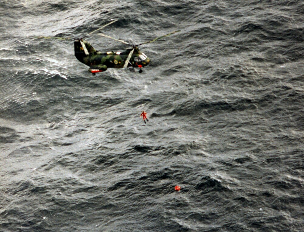 <span class=bold>PLUKKET OPP</span> Estonia var sørgelig alene da skipet sank. Først en time etter at skipet sank, kom første helikopter.