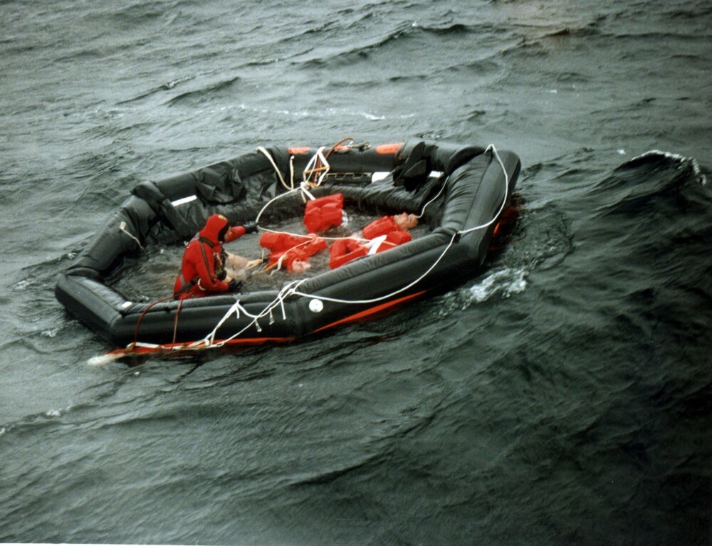 <span class=bold>139 REDDET</span> Oppunder 1000 mennesker var om bord på Estonia. Noen få rakk å komme seg i redningsflåtene før skipet sank.