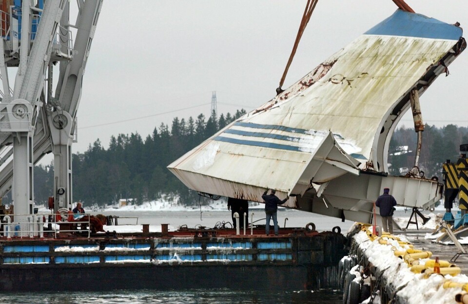 BOMBER Baugporten må ha vært sprengt av med bomber, mener både verftet som bygget skipet og en tysk journalist som har dykket på vraket og undersøkt vrakdeler