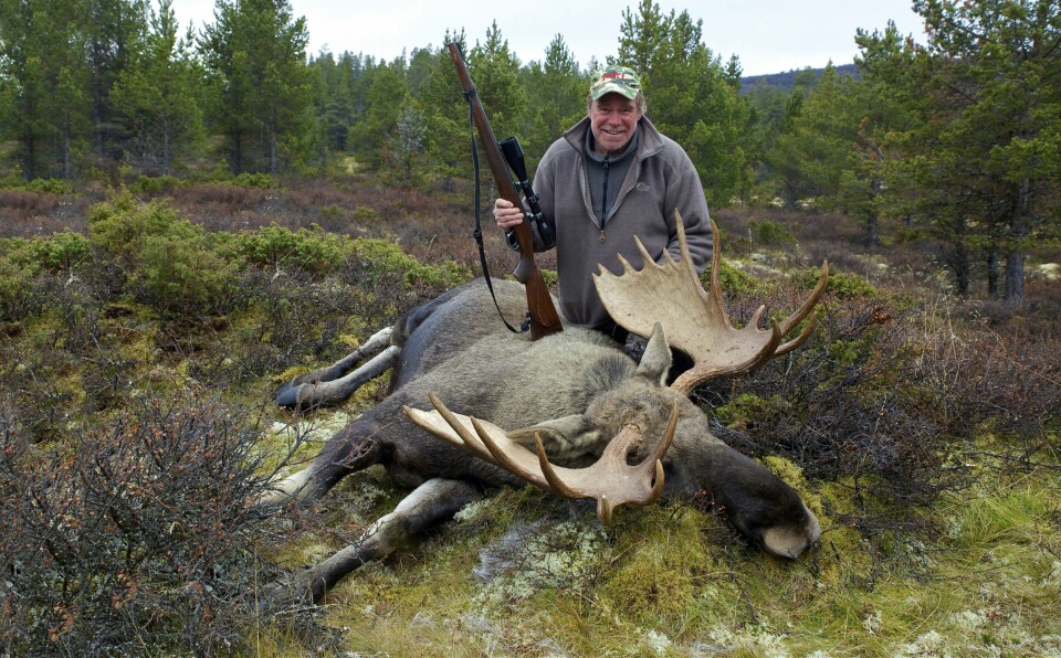 STORE OKSER: Bjørn Brendbakken har felt to av de største elgene i Norge. Han innrømmer at lokking var avgjørende for utfallet.