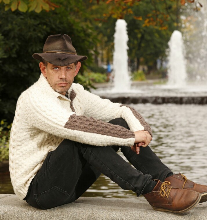 FRISKMELDT: Etter ett år er Lothepus kreftfri. Nå har han også stumpet røyken, og mener mye sitter i hodet. – Sitter du og sutrer og synes synd på deg selv, blir du i hvert fall ikke frisk, sier han.