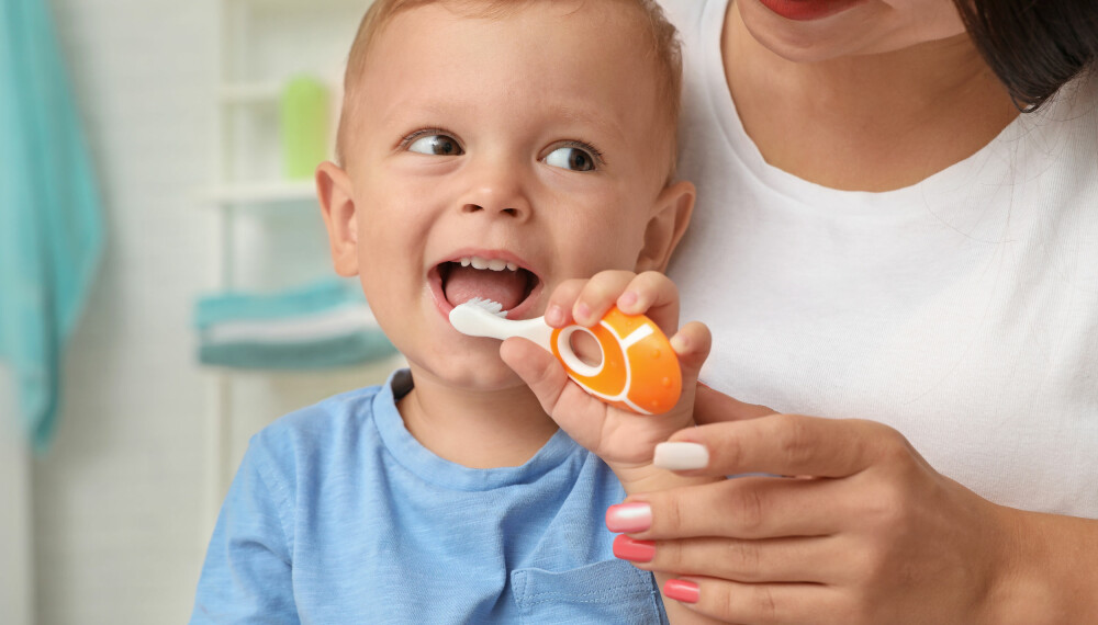 ANSVAR: Det er viktig at du som voksen hjelper barna slik at tannpussen blir gjort ordentlig.