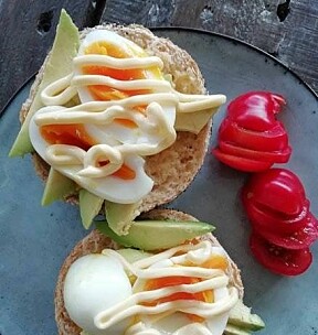 Dette måltidet har alt du trenger: Grovt rundstykke (grove karbohydrater) med avokado (sunt fett/grønnsaker) egg (proteiner), majones (sunt fett) og tomat (grønnsaker) ved siden av.