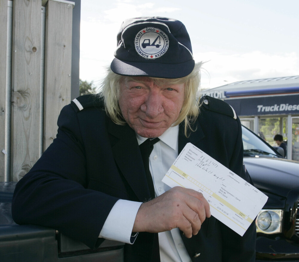 <b>ABLEGØYER:</b> I 2004 troppet Paulsen opp som parkeringsvakt på Gjøvik i samarbeid med Her og Nå, og skrev ut en sydenreise i bot til et lykkelig vinnerpar. <b>ABLEGØYER:</b> I 2004 troppet Paulsen opp som parkeringsvakt på Gjøvik i samarbeid med Her og Nå, og skrev ut en sydenreise i bot til et lykkelig vinnerpar.