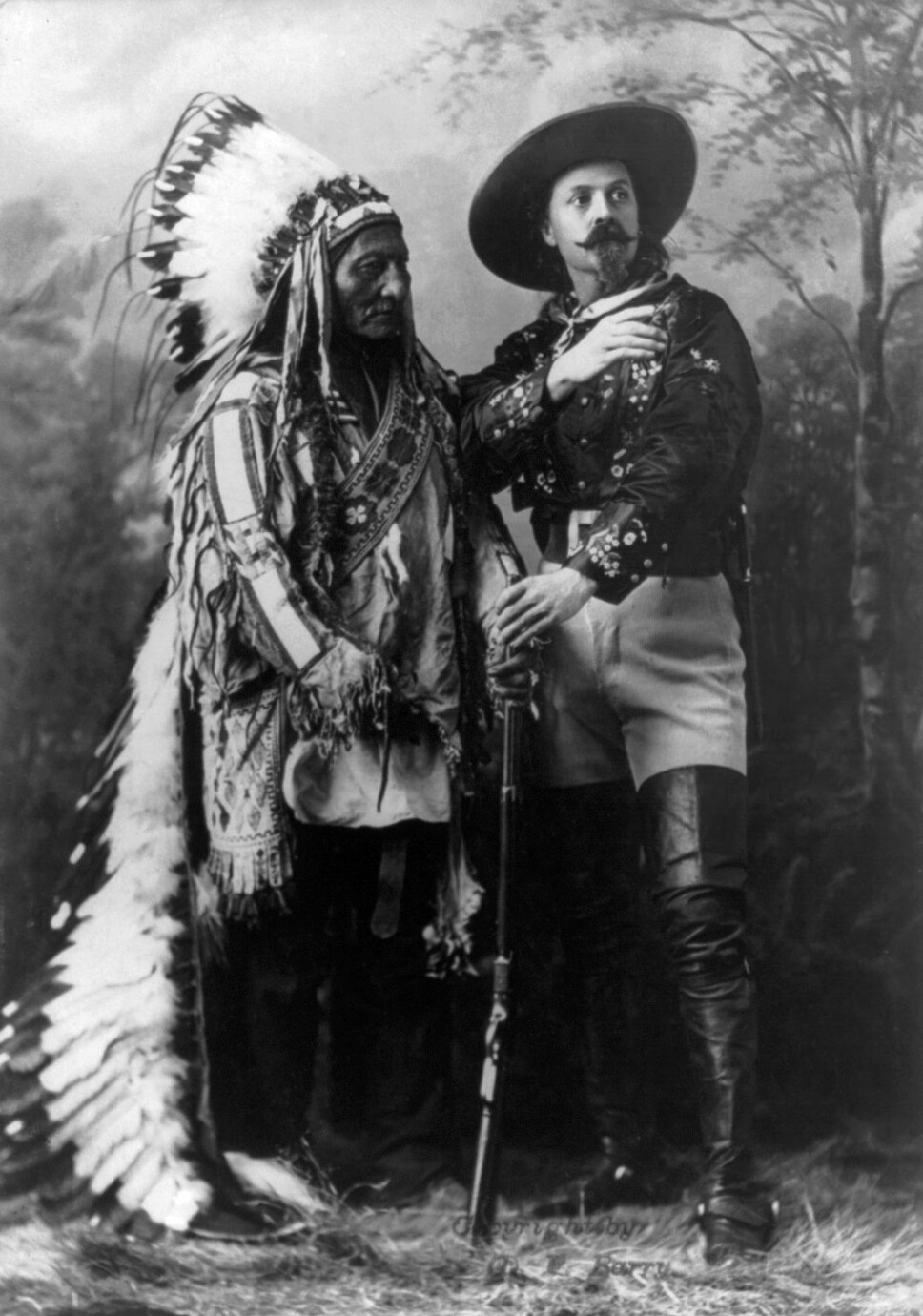 BLE VENNER: Buffalo Bill og Sitting Bull på ikonisk bilde, tatt i Montreal 1885.