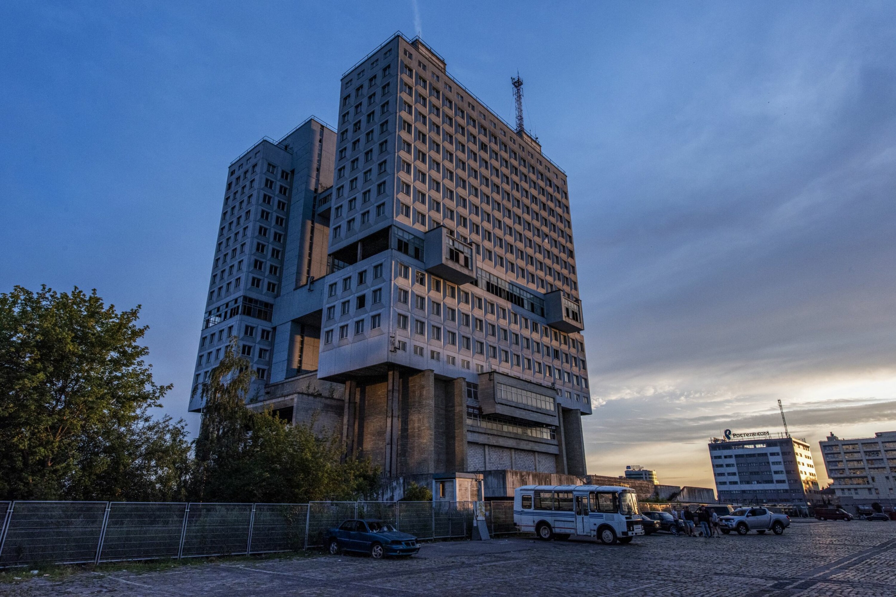 TOMT SKALL: «Den nedgravde robot» blir Sovjetenes hus, Dom Sovetov, kalt på folkemunne ettersom det ser ut som hodet til en robot. Det er i dag bare et tomt skall.