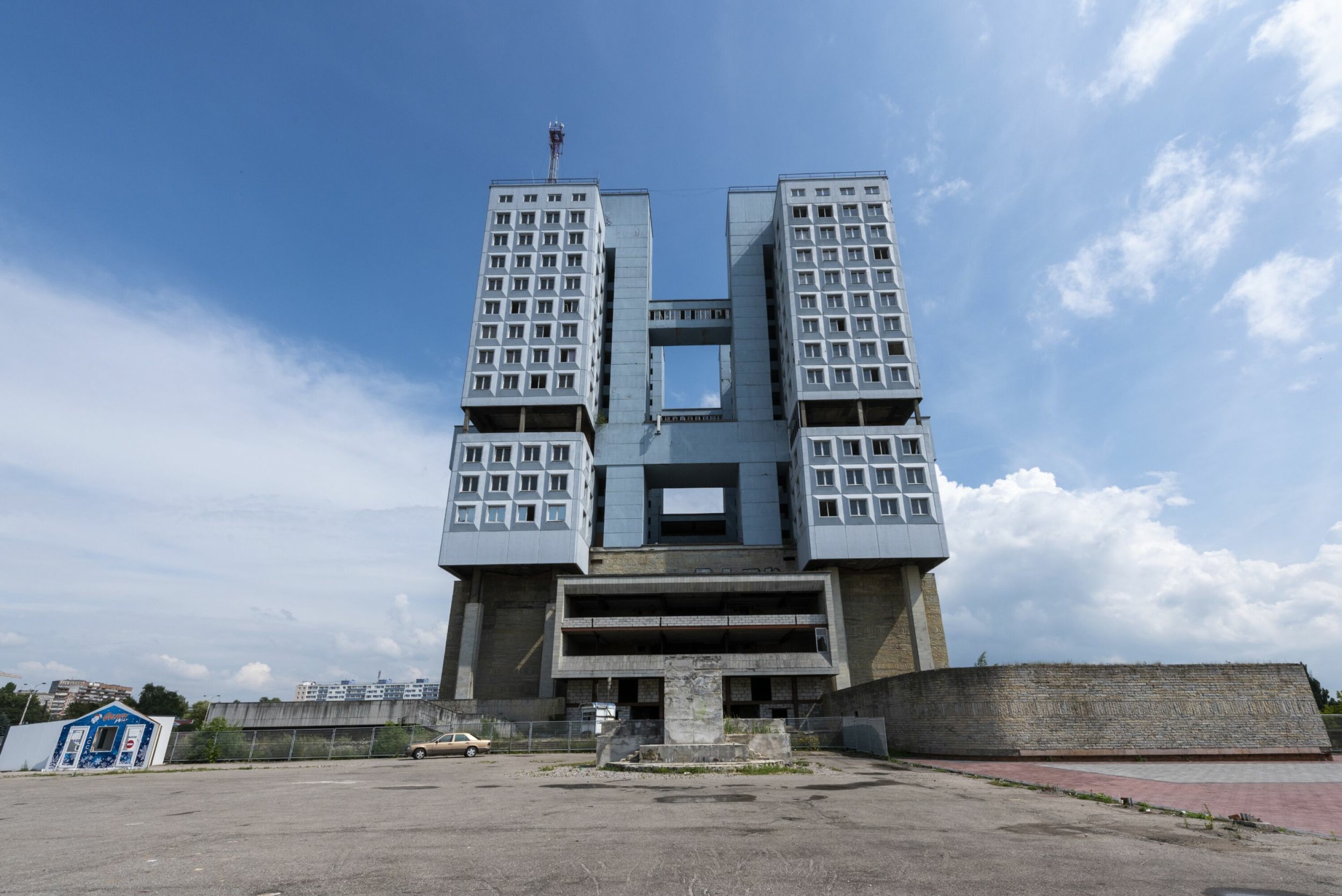 ADGANG FORBUDT: Ikke like strengt vakthold i dagslys. Men skinnet bedrar skulle det vise seg.