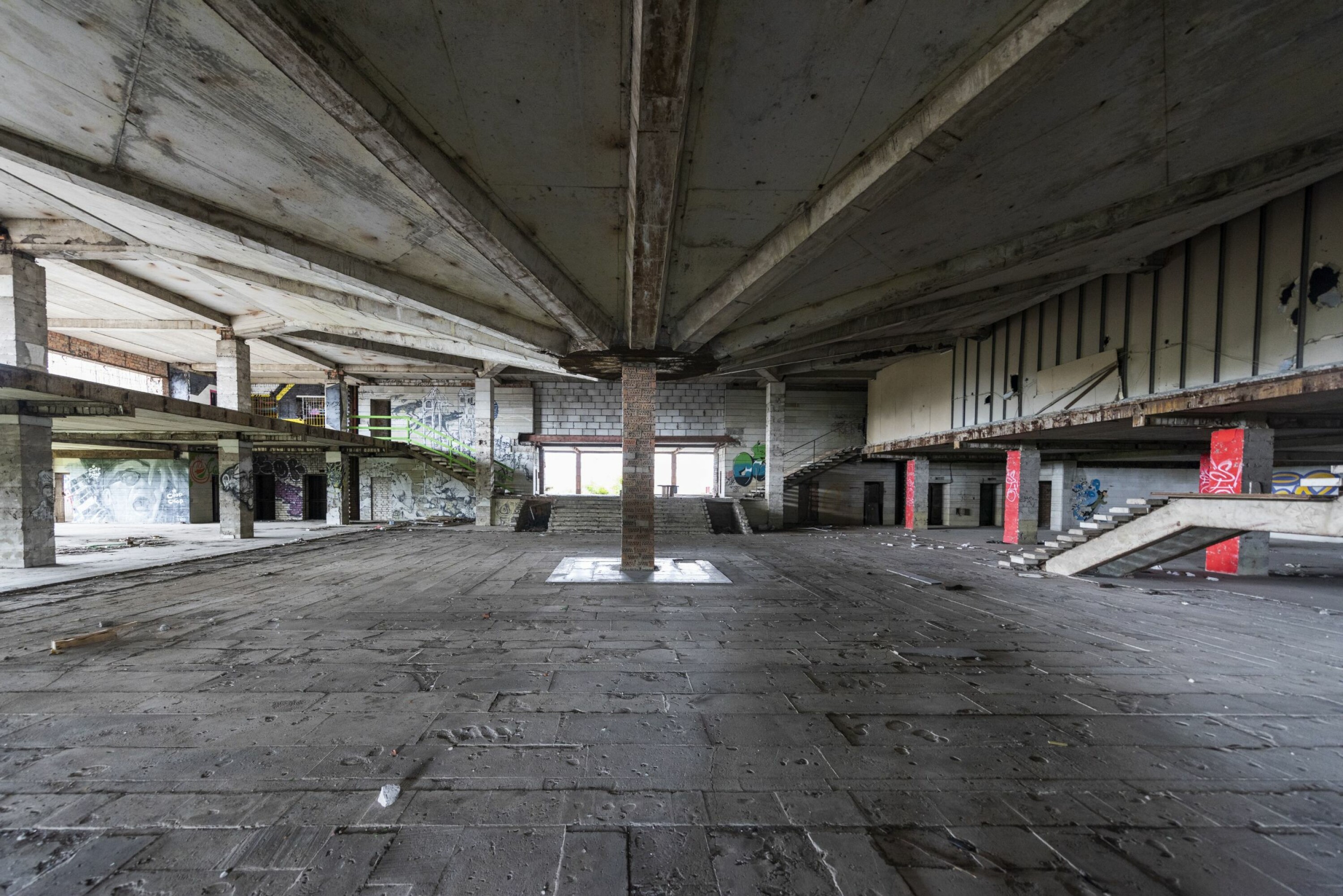 INNTRENGER: Så langt, men ikke lenger. Hundene oppdaget meg, og da var det bare å ta bena på nakken.