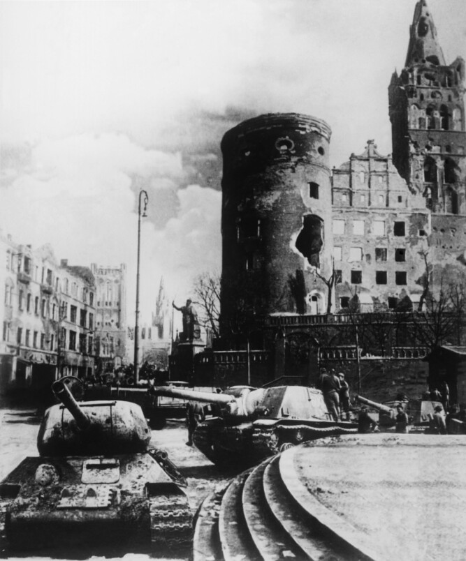 <b>I RUINER:</b> Slik så det ut da sovjetiske styrker rullet inn i Königsberg i april 1945. Katedralen var et sørgelig syn.