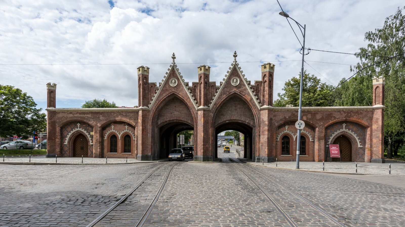 <b>BYPORTEN:</b> Brandenburger-porten er en av syv byporter fra den tidligere tyske byen Königsberg. Det er den eneste som fortsatt er i bruk som nettopp byport.