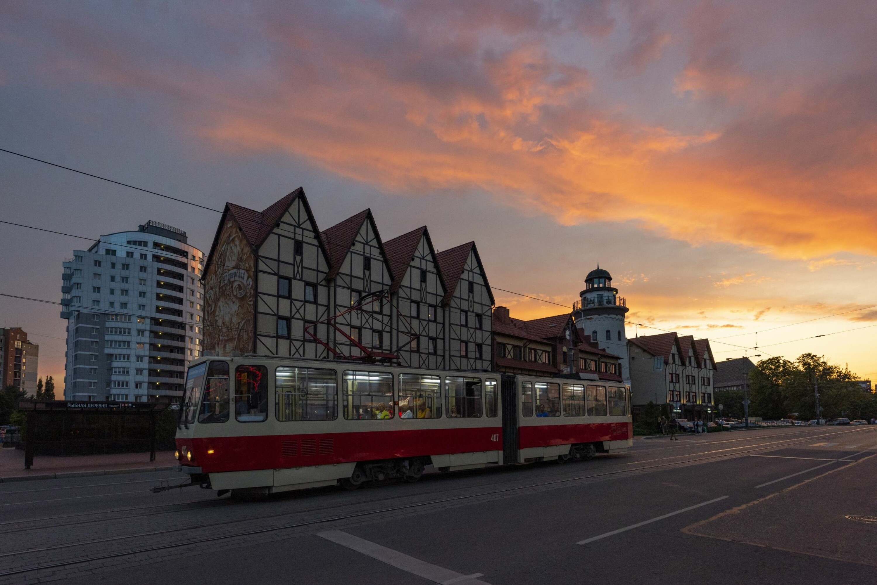 SENTRUM: Solnedgang i «Fiskermennenes landsby», det som engang var sentrum i den prøyssiske byen Königsberg.