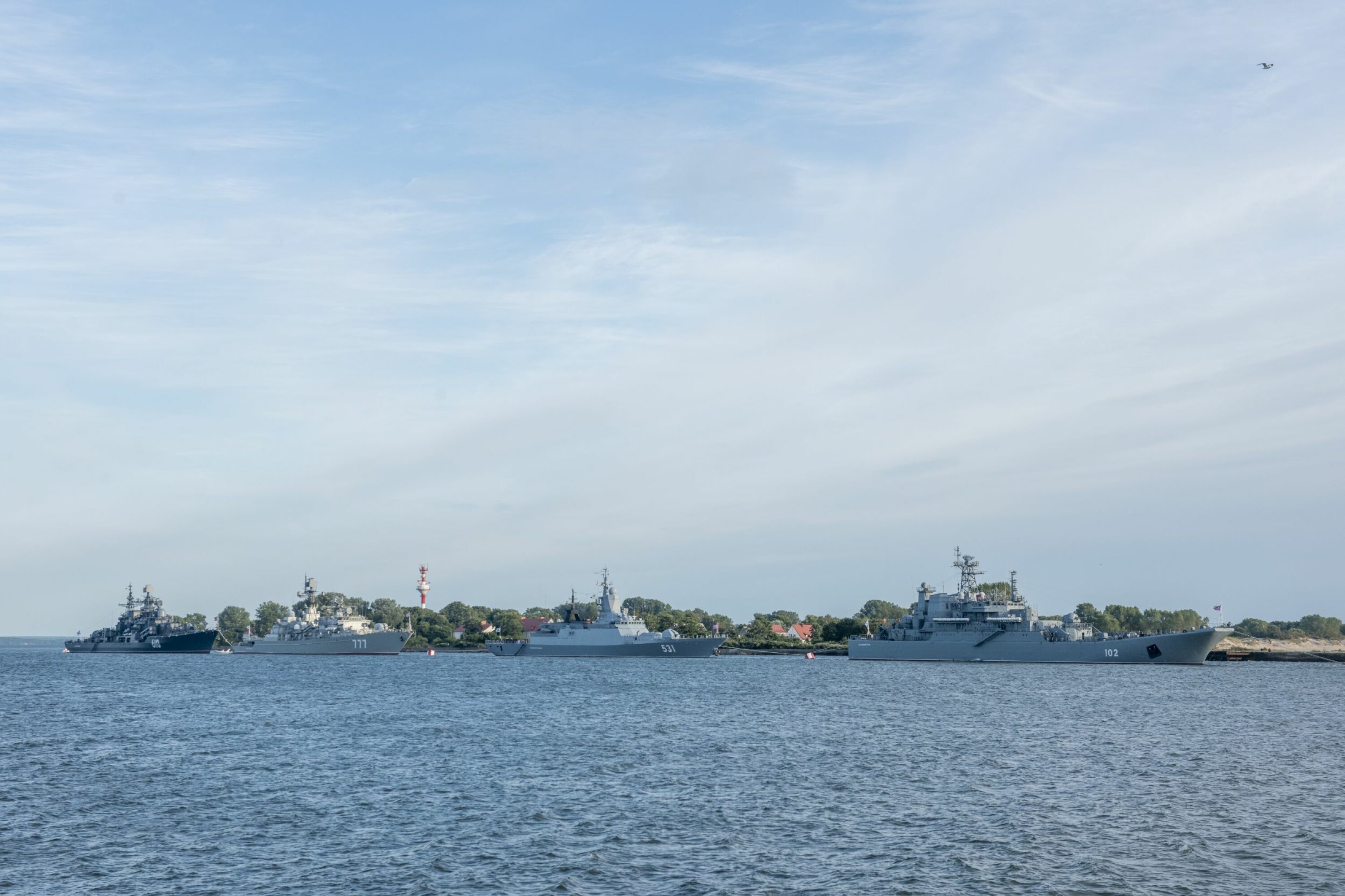 KRIGSSKIP: Klar for krig! Putins krigsskip ligger tett i tett i Baltijsk.