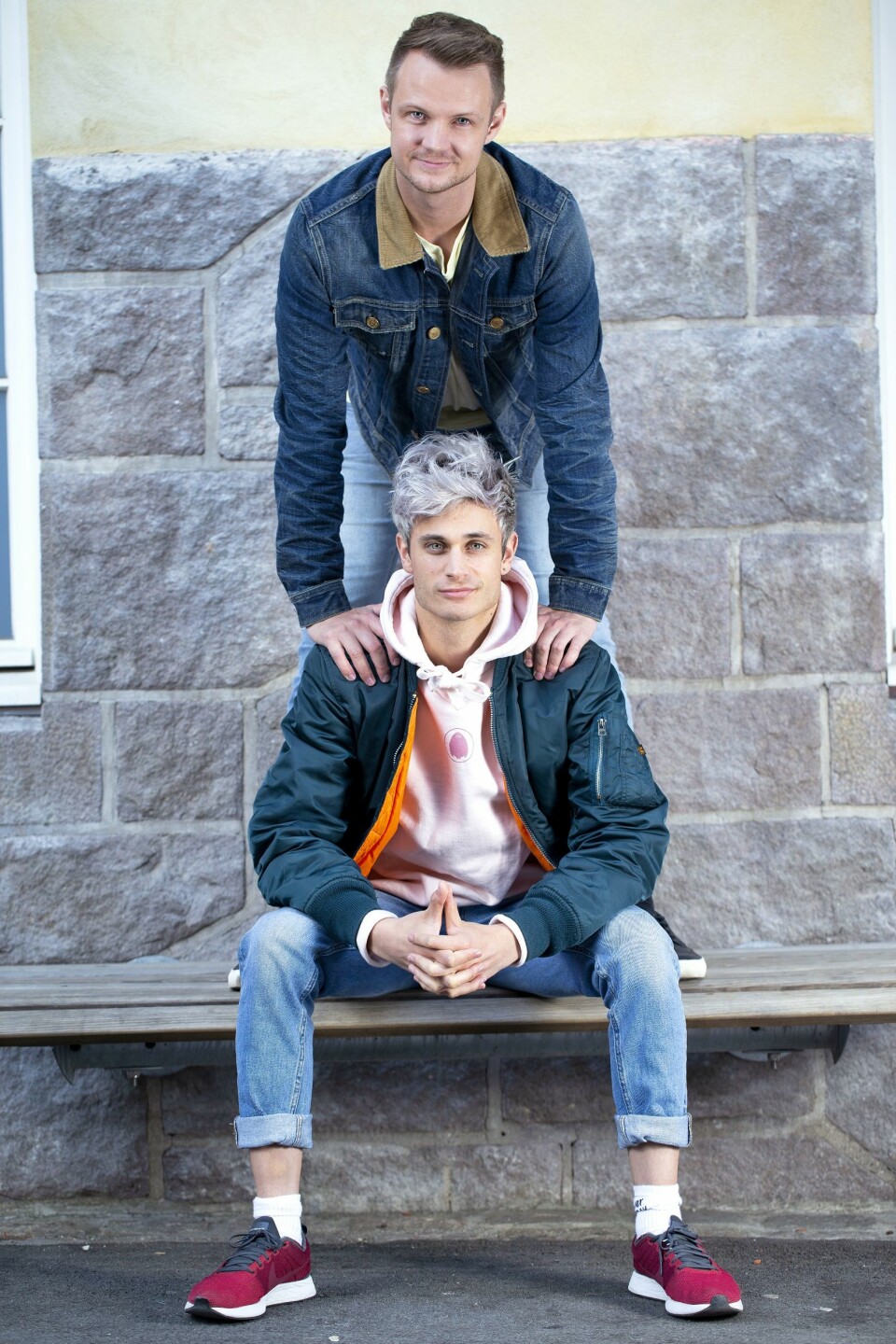 RAKE MOTSETNINGER: Victor vil helst ut og møte folk, mens Kenneth liker å ta det mer med ro. Det utfyller dem som par.