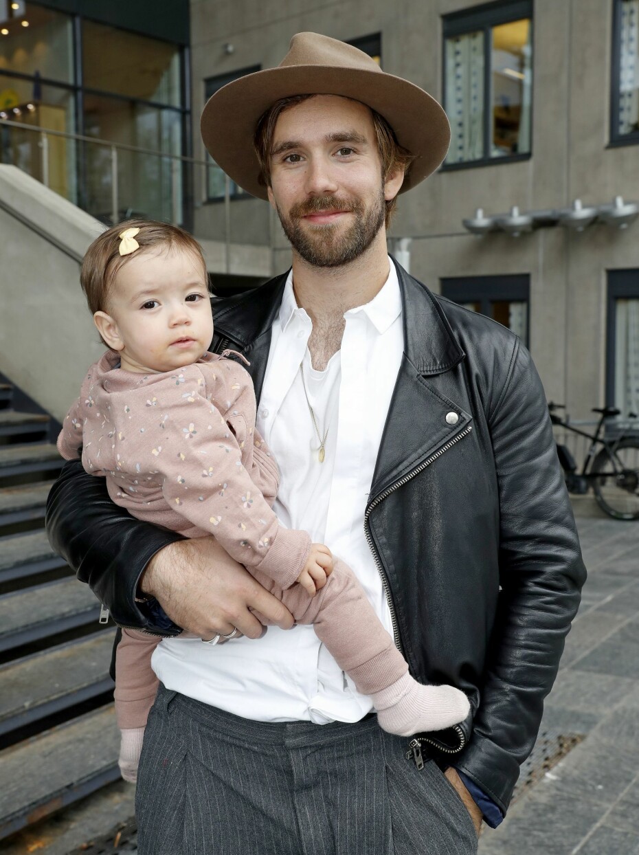 SØT SUPPORTER: Stian Blipps datter, Noelle, var tilskuer da han konkurrerte på travbanen. – Jeg håper ikke hun begynner med hestesport, det er en dyr hobby, spøker Stian.