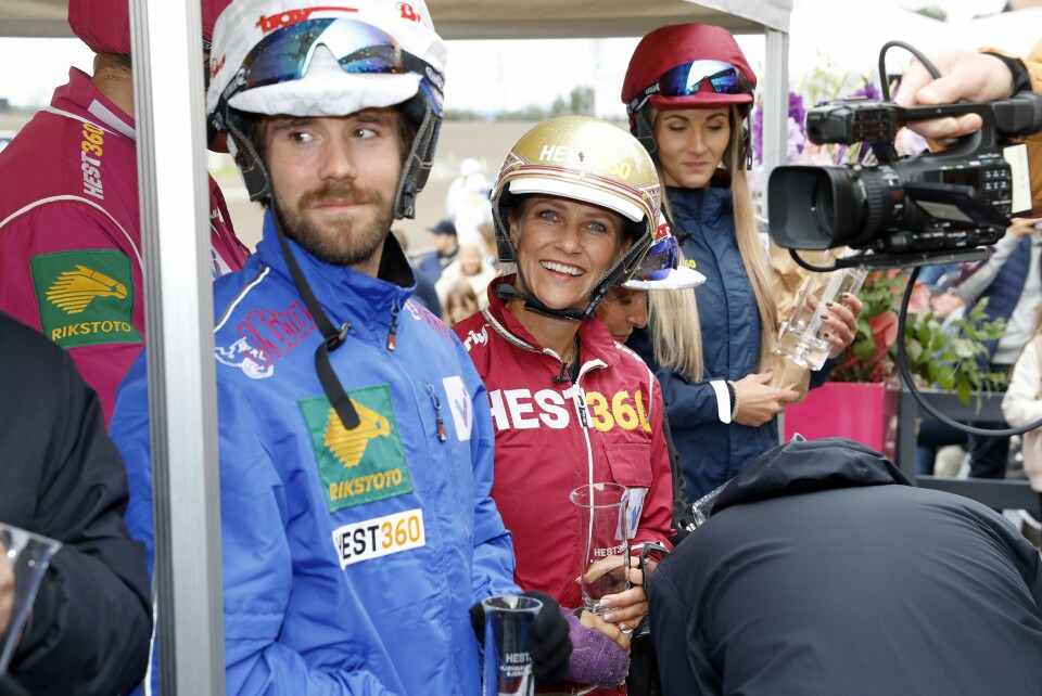 I ROJALT SELSKAP: Her er Stian fotografert sammen med prinsesse Märtha Louise. I bakgrunnen er Camilla Andersen, kjent som Treningsfrue. Hun gikk av med seieren i løpet.