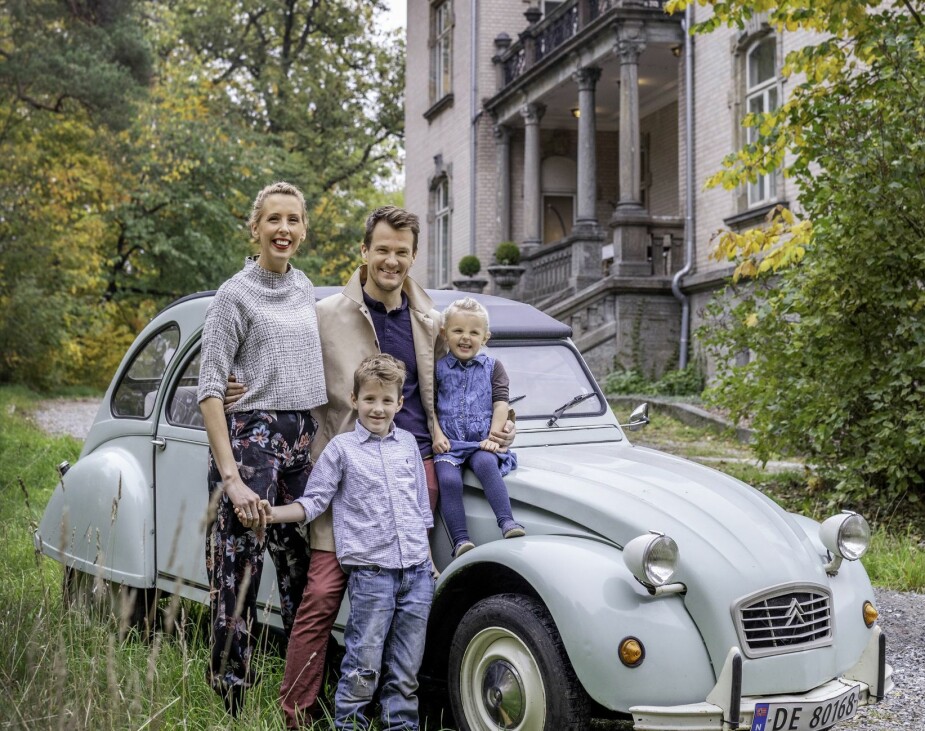 <b>LIVSPROSJEKT:</b> Mona (33) og Marius Erlandsen (40) bor på Villa Frednes sammen med barna Max (8) og Micki (4). Det særegne huset er familiens livsprosjekt, og ekteparets innstilling er at alt kan læres. <b>LIVSPROSJEKT:</b> Mona (33) og Marius Erlandsen (40) bor på Villa Frednes sammen med barna Max (8) og Micki (4). Det særegne huset er familiens livsprosjekt, og ekteparets innstilling er at alt kan læres.