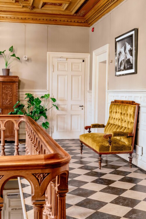 Sofaen i gangen utenfor kjøkkenet er kjøpt brukt i Sverige. Sofaen i gangen utenfor kjøkkenet er kjøpt brukt i Sverige.