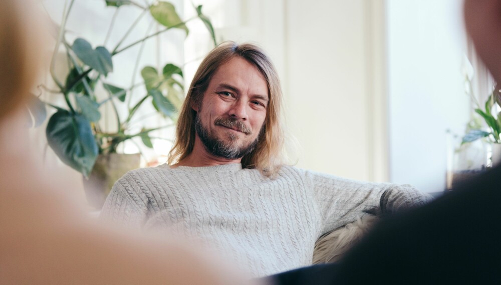 PSYKOLOGEN: Peder Kjøs har hjulpet paret gjennom flere episoder i podkasten Hos Peder. Han er også kjent for tv-serien Jeg mot meg. PSYKOLOGEN: Peder Kjøs har hjulpet paret gjennom flere episoder i podkasten Hos Peder. Han er også kjent for tv-serien Jeg mot meg.